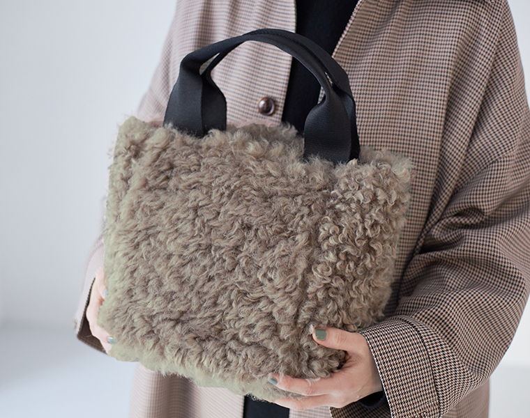  フェイクファーチェック柄リバーシブルトートの正面デザイン