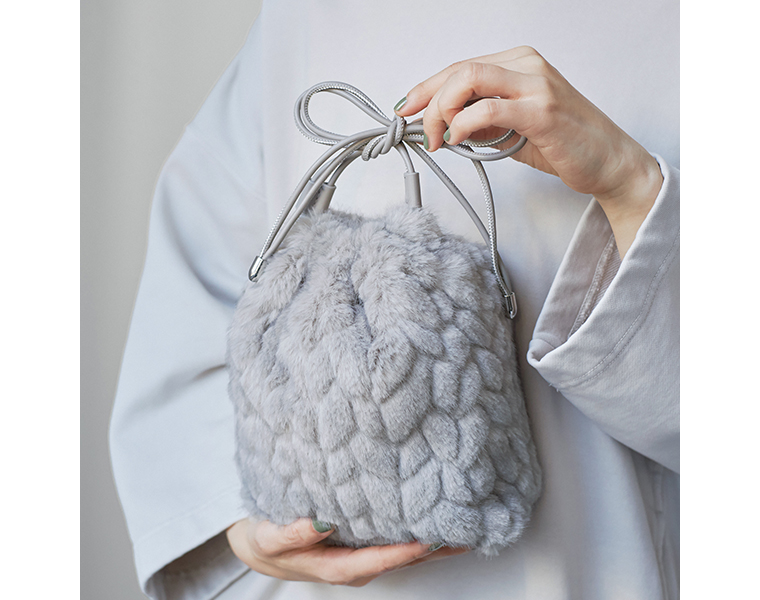 ミンク風カットファー巾着バッグのファー素材と巾着口のディテール