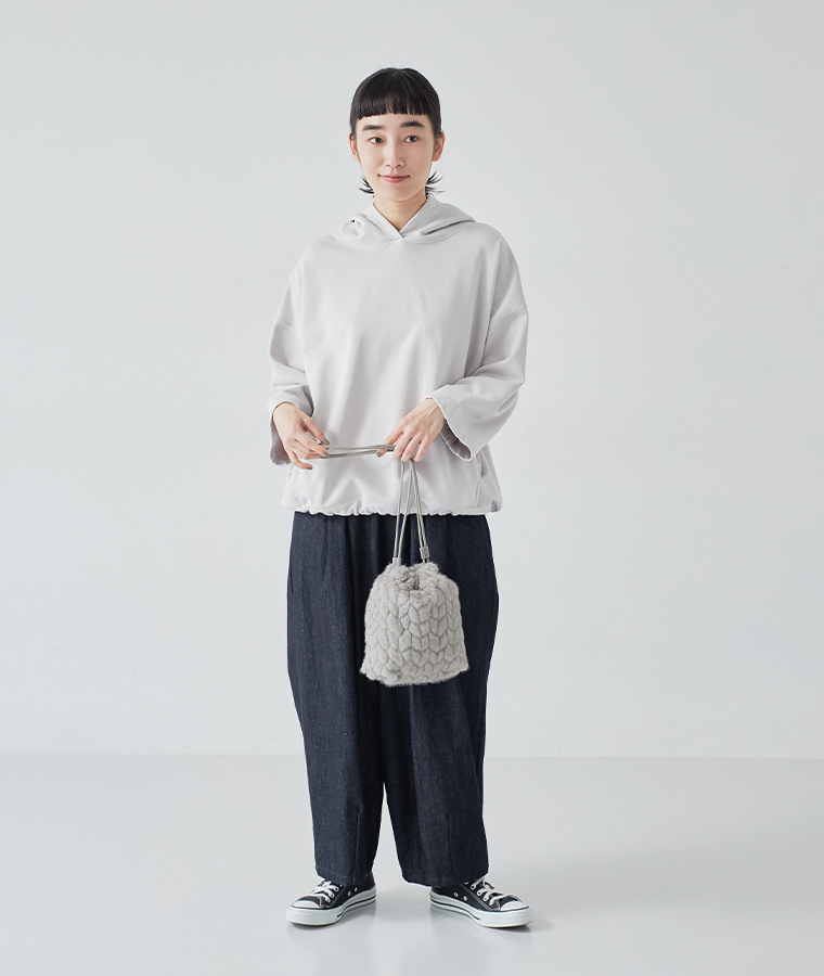 ミンク風カットファー巾着バッグを手に持った女性モデルの全身コーディネート