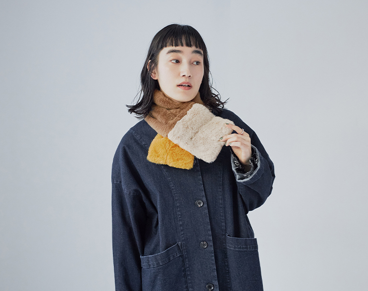 キュアスタイルのエコファー カラーティペットを着用した女性モデルの全身スタイル