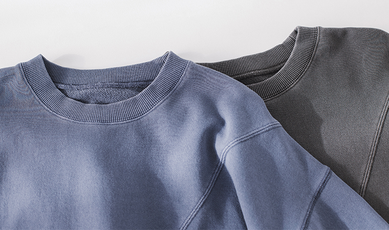 ピグメント裏毛斜め切り替えプルオーバー ブルーとチャコールの首元と肩周りアップ