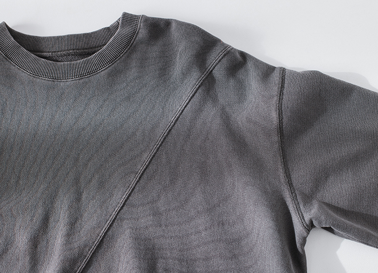 ピグメント裏毛斜め切り替えプルオーバー チャコールの斜め切り替えデザインアップ
