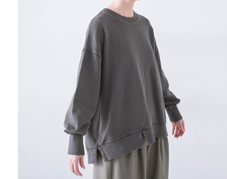 ピグメント裏毛斜め切り替えプルオーバー チャコールを着用したモデルの横向き上半身