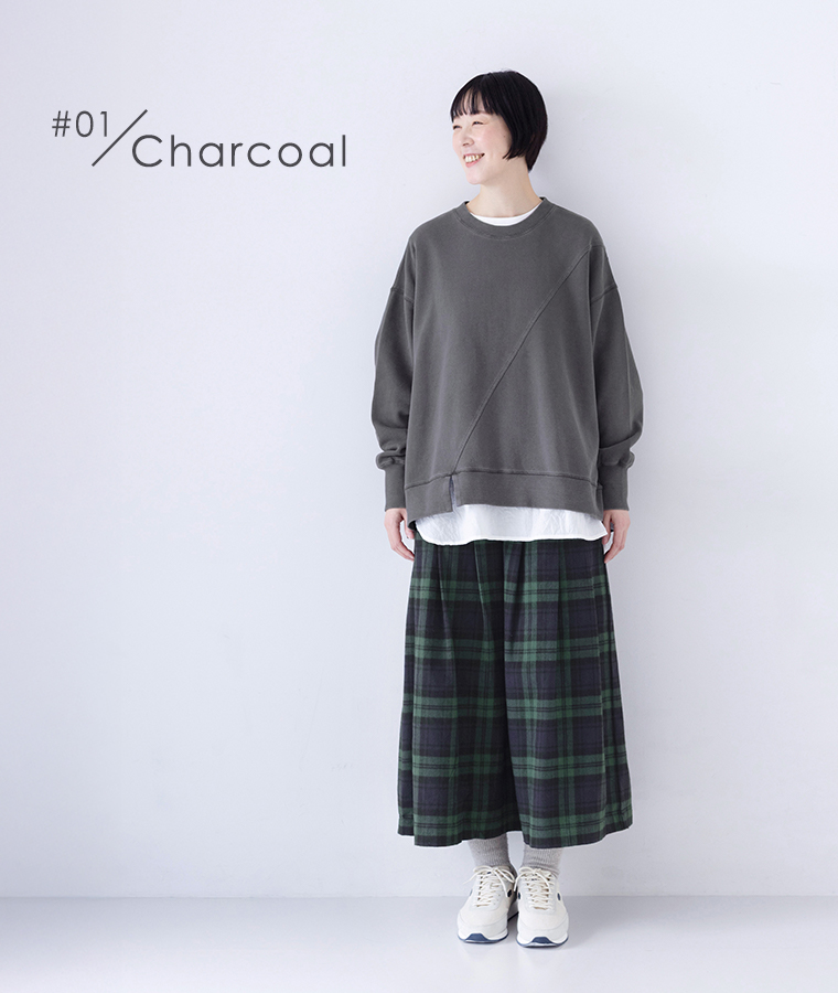ピグメント裏毛斜め切り替えプルオーバー チャコールを着用し白のインナーとグリーン系チェック柄スカートを合わせたモデルの全身正面