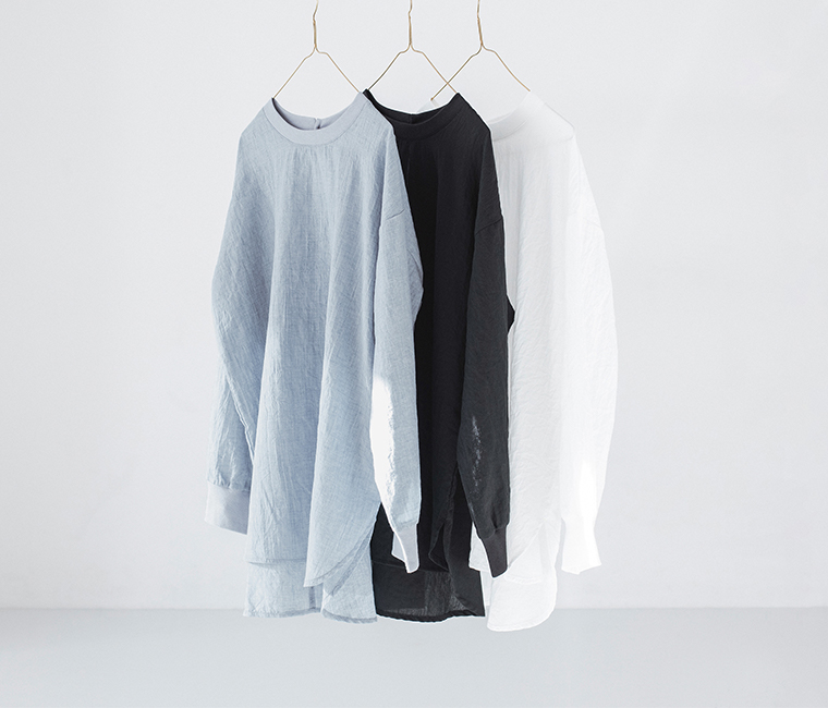 リブ長袖切替プルオーバー ホワイト ブラック スモークブルーをハンガーに掛けた状態で並べた商品写真