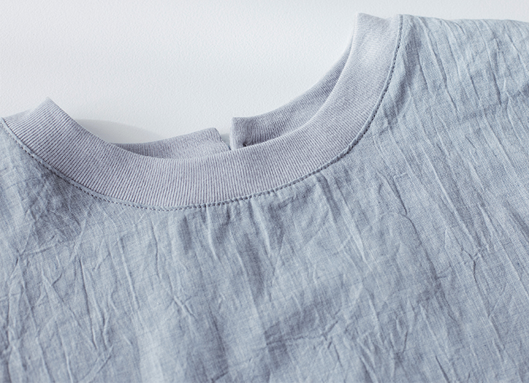 リブ長袖切替プルオーバー スモークブルーの首元リブと生地表情のアップ