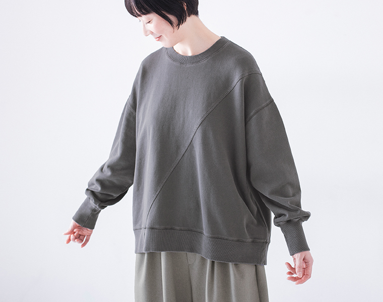 ピグメント裏毛斜め切り替えプルオーバー チャコールの斜め切り替えデザインと袖口リブがわかる上半身アップ