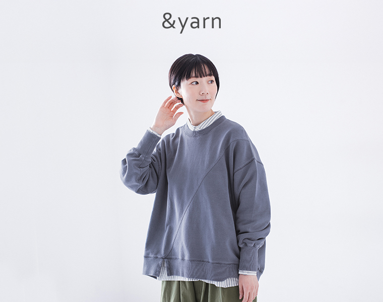 &yarnのピグメント裏毛斜め切り替えプルオーバー ブルーを着用したモデルの上半身正面