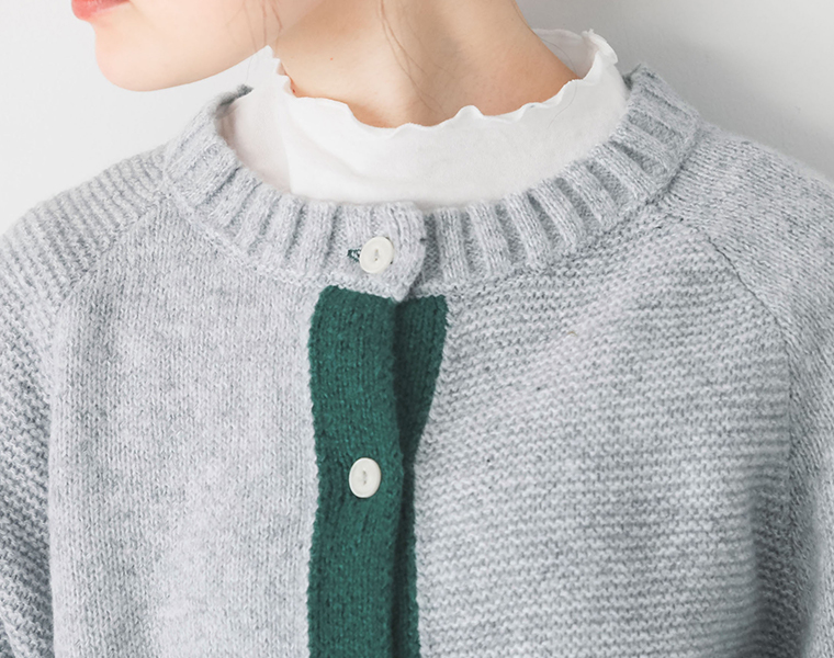グレーのパッチワーク風配色ポイントカーディガンの配色切り替えとボタン周りのアップ