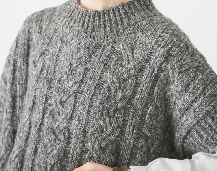 グレーのMIXメランジケーブルニットベストのケーブル編みとリブ襟部分のアップ