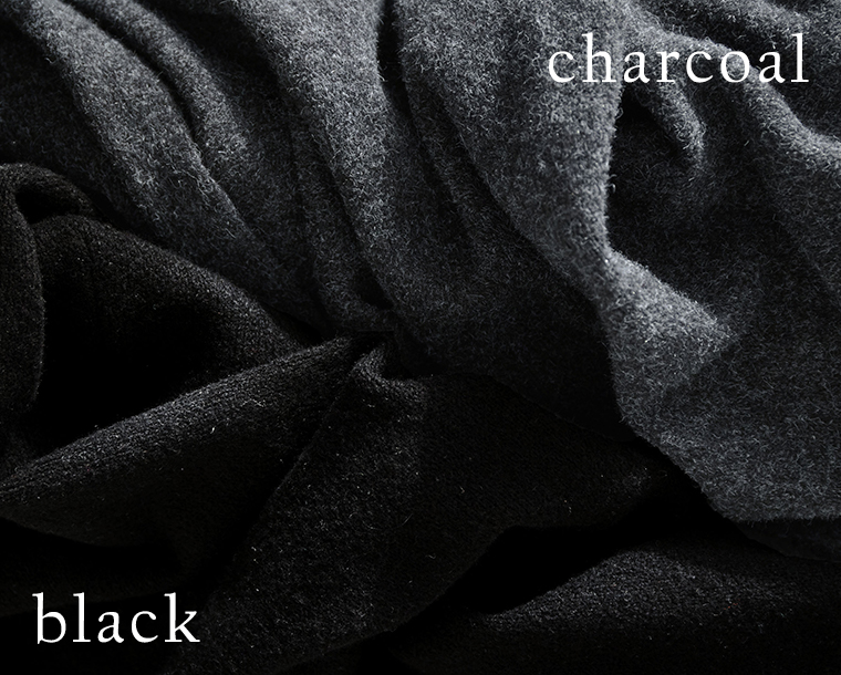チャコールとブラックの2色展開がわかるロングベストの生地アップ