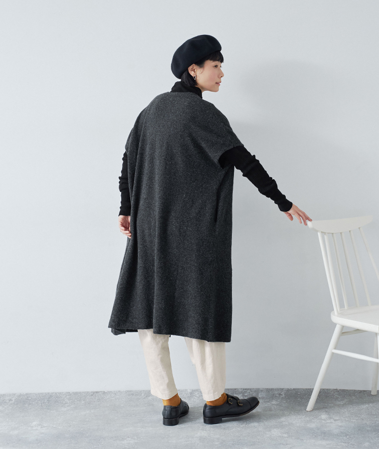 背中までゆったりとしたシルエットのチャコールロングベスト