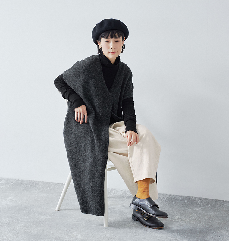 ロング丈で動きやすいチャコールベストの着用イメージ