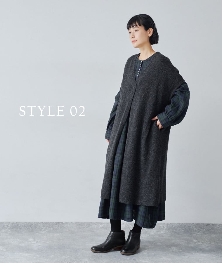 チャコールのロングベストをワンピースに重ねたナチュラルコーディネート（STYLE02）