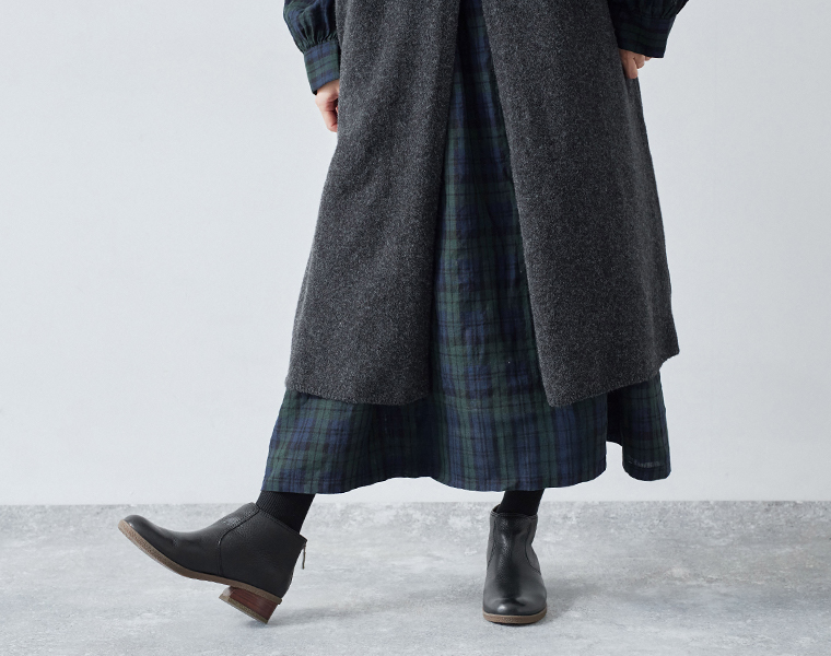 ロング丈ベストとワンピースを重ねたバランスのよいレイヤードスタイル