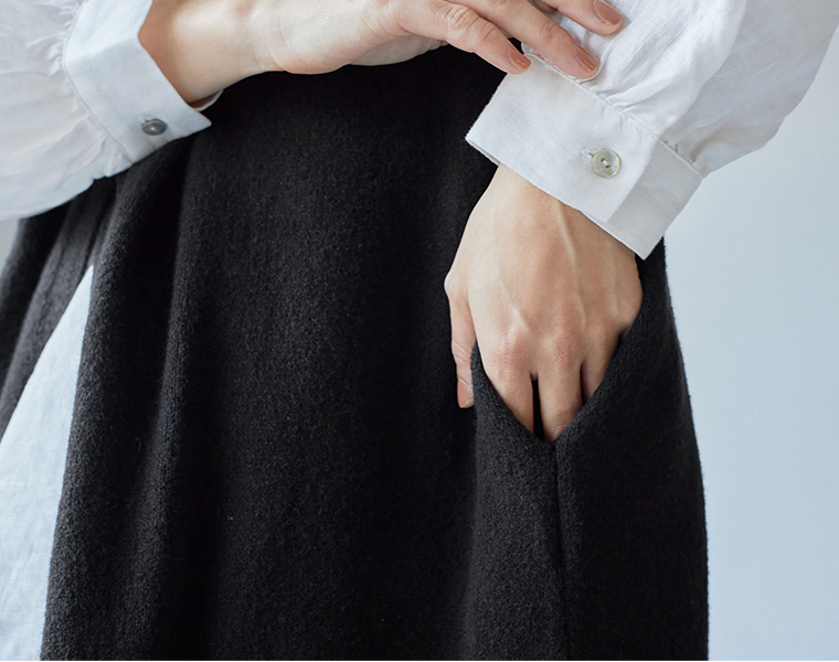 実用的なポケット付きブラックロングベストのディテール