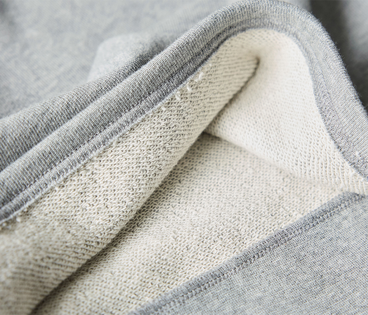 裏毛ベストの裏面アップ（ループ状の編み目が見える）