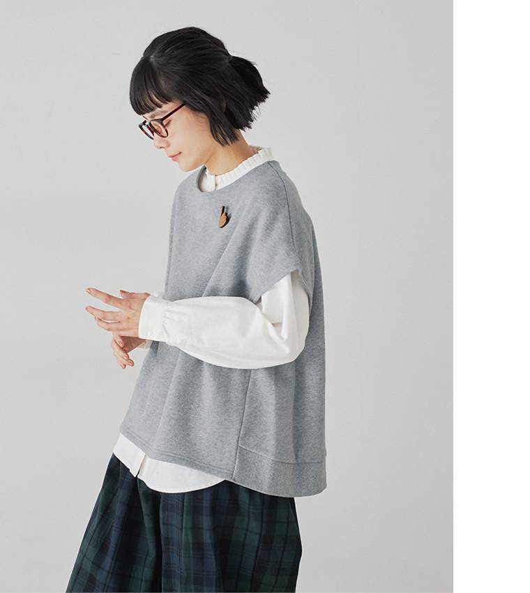 トップグレー裏毛ベストコーデ（横顔・アップ）