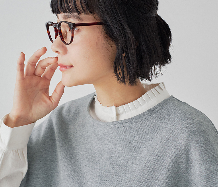 トップグレーの裏毛ベストとフリル襟ブラウスの横顔アップカット