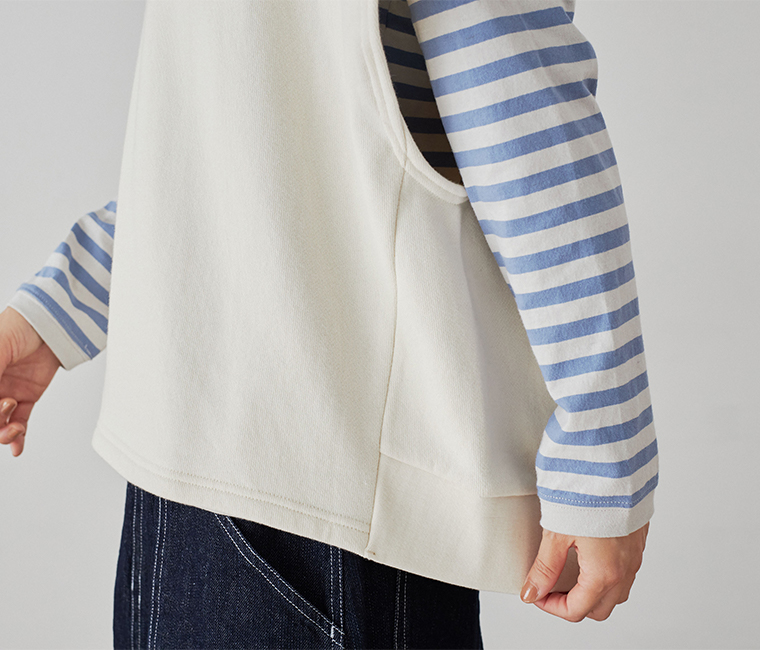 キナリの裏毛ベストとボーダーシャツ、デニムスカートのサイドディテールアップ（レイヤードの質感がわかるカット）