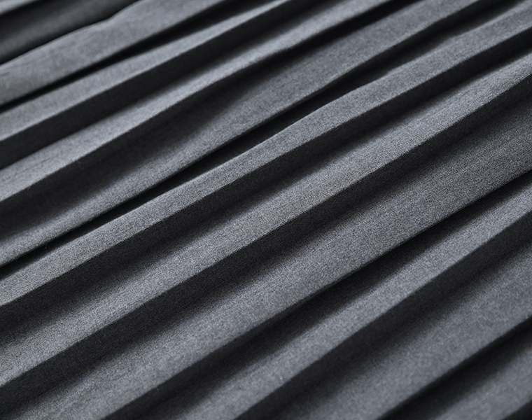 別注｜プリーツパンツのチャコールの生地寄り