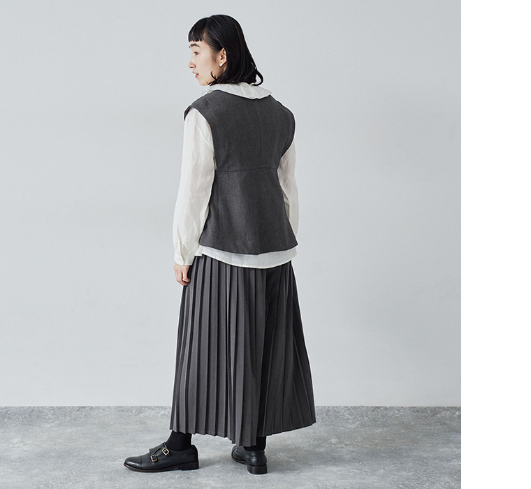 別注｜プリーツパンツのチャコールを着用したモデルの後ろ姿