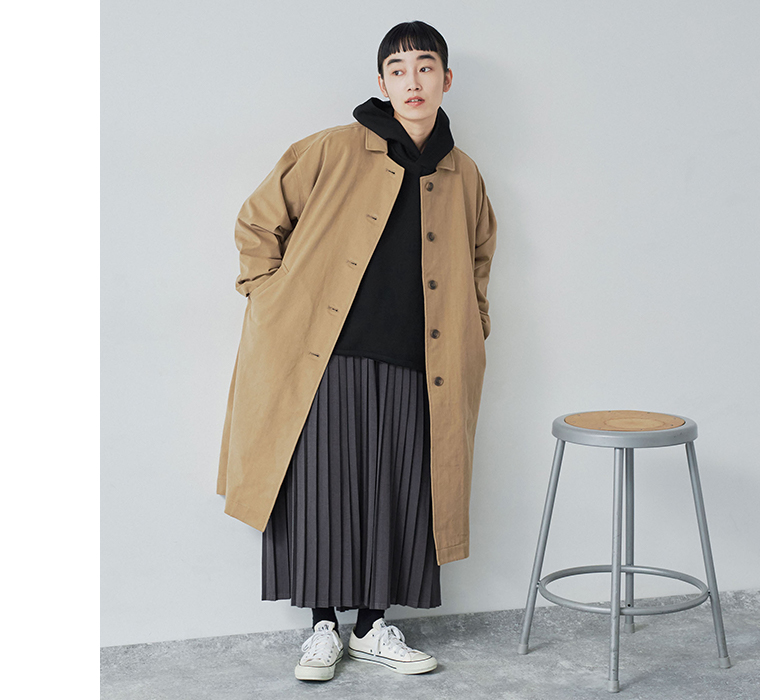 別注｜プリーツパンツのチャコールを着用したモデルの全身コーディネート