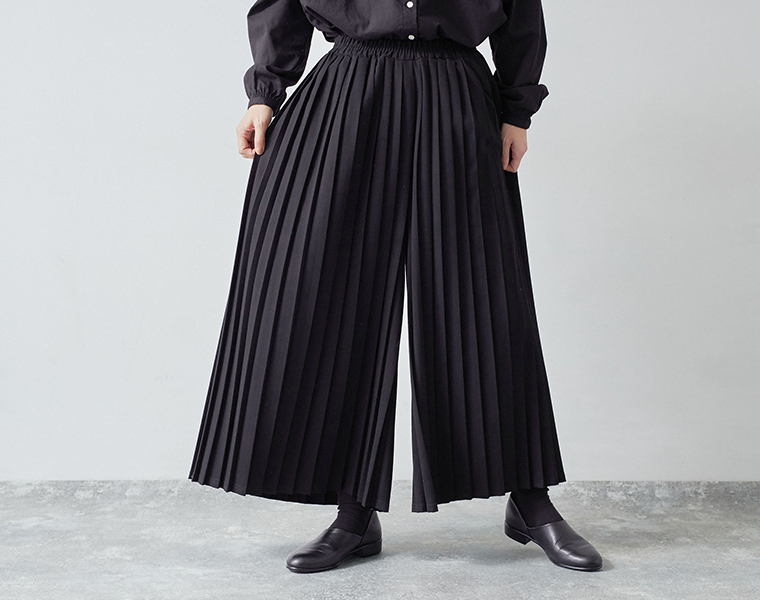 別注｜プリーツパンツ ブラックのウエストゴムと細かいプリーツが入ったパンツ部分を正面から写している