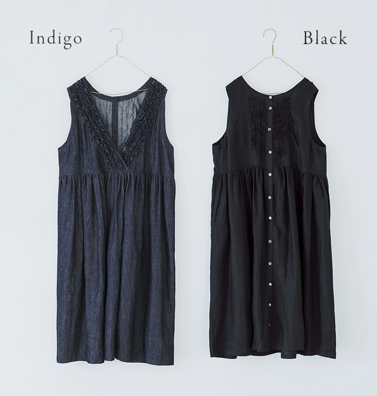 l210-0115uba-0-1__760x800.jpg 前後フリル使い2wayノースリーブワンピースのインディゴとブラックをハンガーに掛けて並べた状態