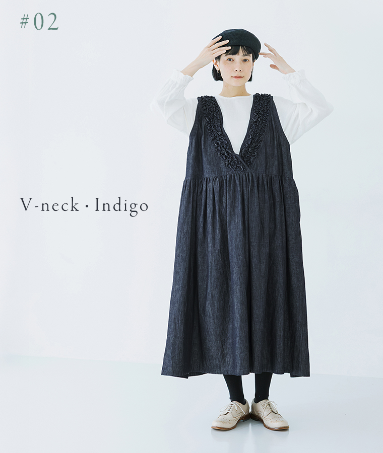 コットンリネンループ染めインディゴ前後フリル使い2wayノースリーブワンピースのインディゴを着たモデルが帽子をかぶって正面を向いて立っている
