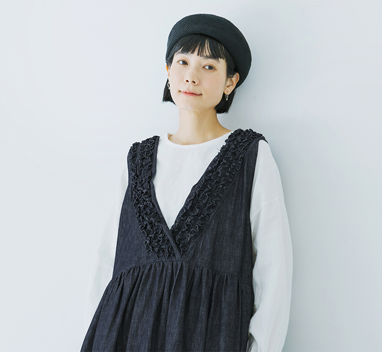 コットンリネンループ染めインディゴ前後フリル使い2wayノースリーブワンピースのインディゴを着たモデルの上半身正面