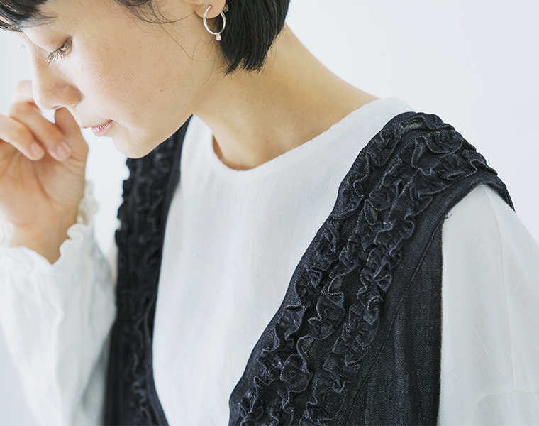 コットンリネンループ染めインディゴ前後フリル使い2wayノースリーブワンピースのインディゴのフリル部分のアップ