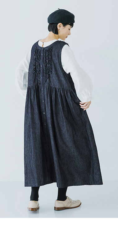 コットンリネンループ染めインディゴ前後フリル使い2wayノースリーブワンピースのインディゴを着たモデルの後ろ姿