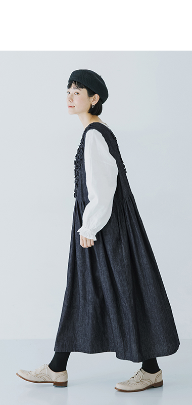 コットンリネンループ染めインディゴ前後フリル使い2wayノースリーブワンピースのインディゴを着たモデルが横向きで歩いている