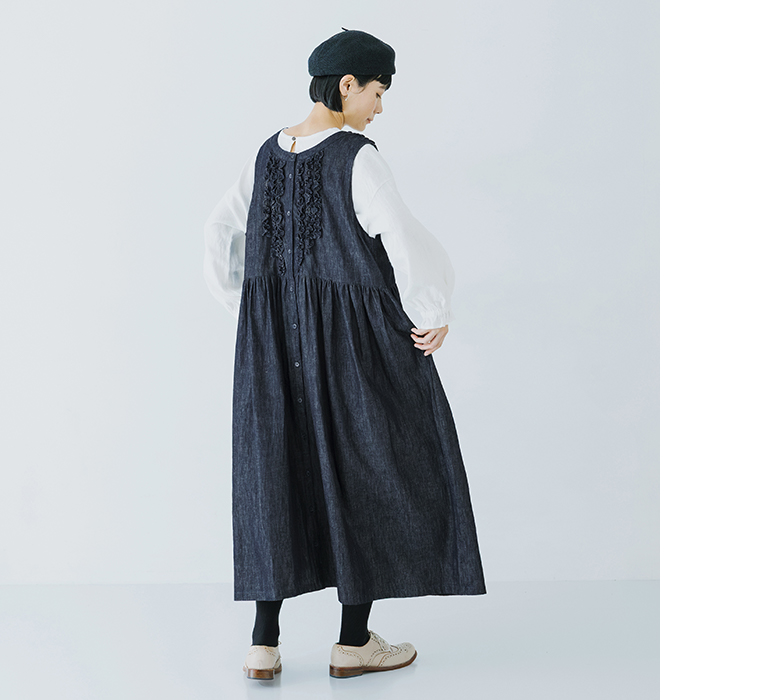 コットンリネンループ染めインディゴ前後フリル使い2wayノースリーブワンピースのインディゴを着たモデルの後ろ姿