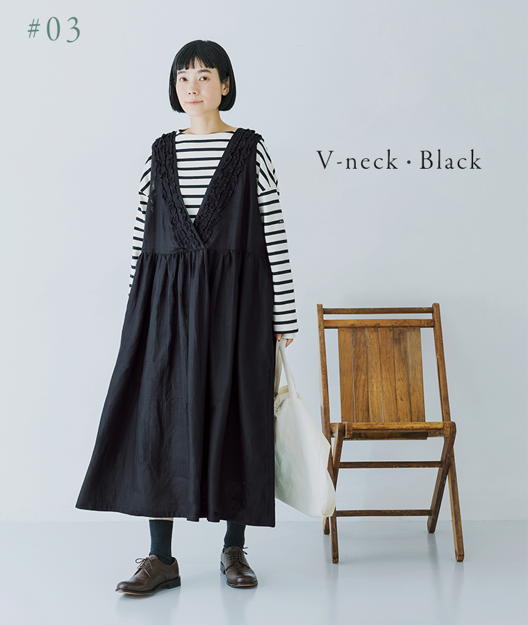 14番手洗いざらしリネン無地前後フリル使い2wayノースリーブワンピースのブラックを着用したモデルがトートバッグを持って立っている