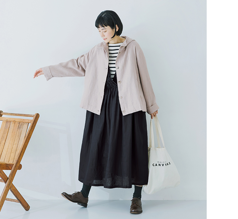 14番手洗いざらしリネン無地前後フリル使い2wayノースリーブワンピースのブラックを着用したモデルが羽織りを着用して立っている