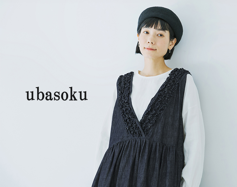 ubasokuのコットンリネンループ染めインディゴ前後フリル使い2wayノースリーブワンピースのインディゴを着たモデルの正面