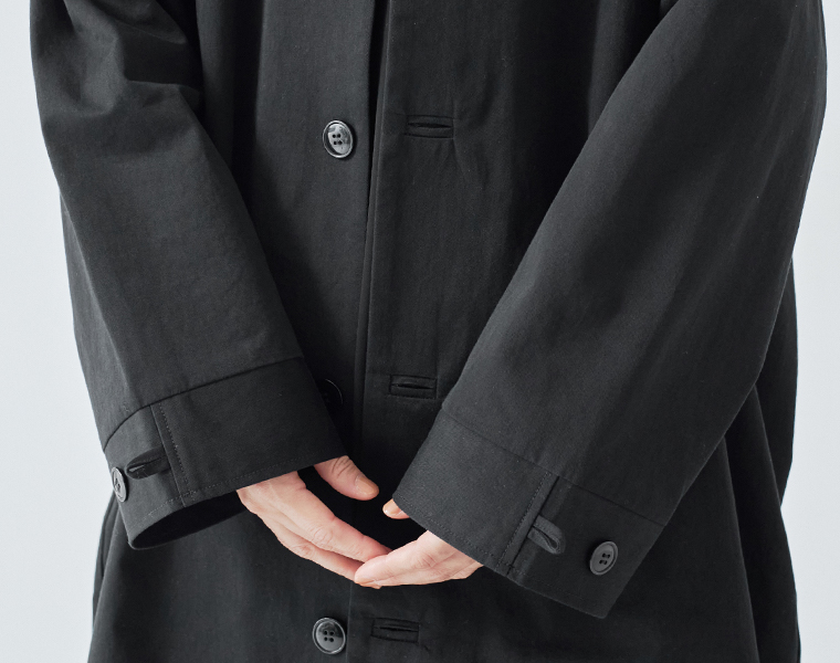 ボタンループもこだわった、ブラックのナチュラルロングコート