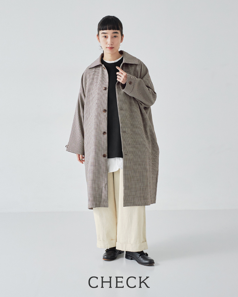 チェック柄ロングステンカラーコートを使ったナチュラルコーディネートの全身スタイル