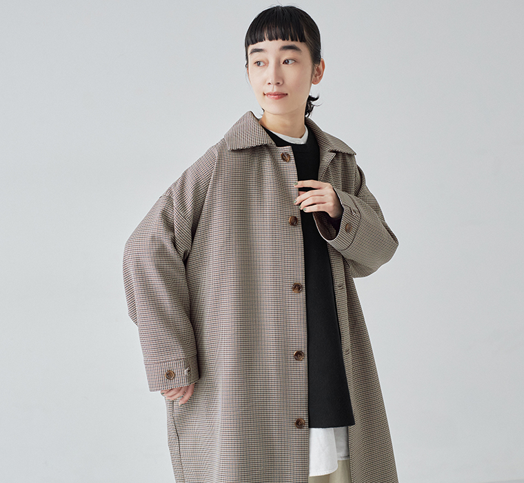 程よくゆとりのあるシルエットが魅力の、チェック柄ロングステンカラーコート着用イメージ