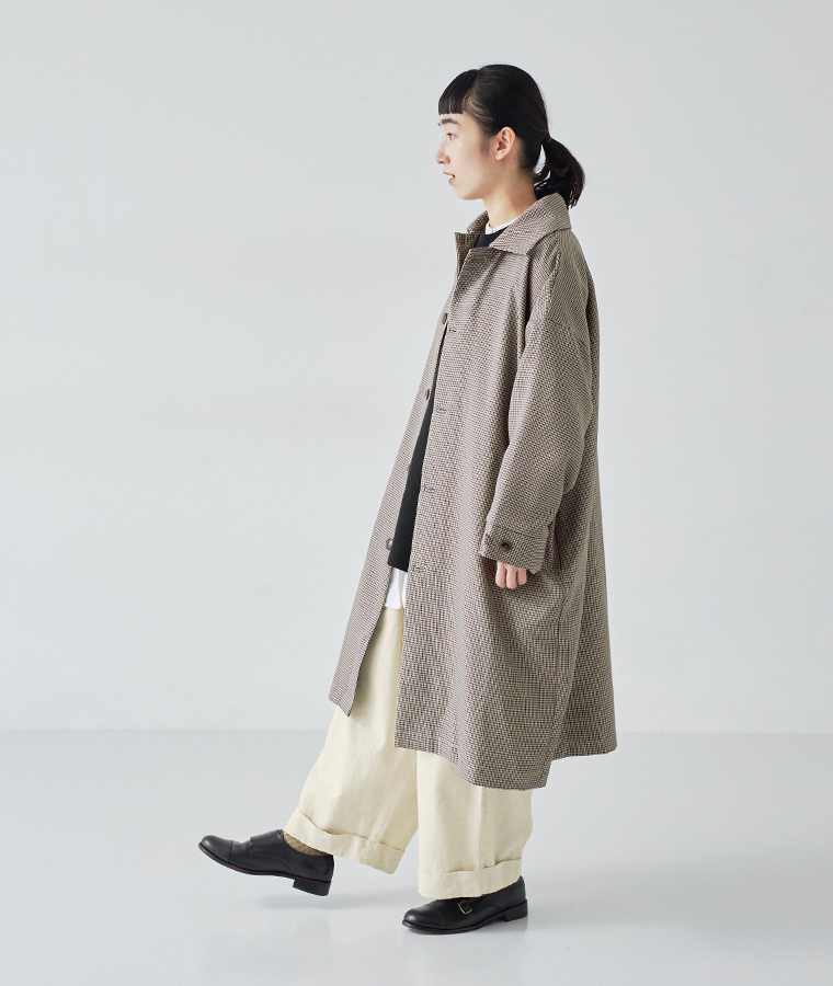 横から見てもすっきり着られる、チェック柄のロング丈ステンカラーコート