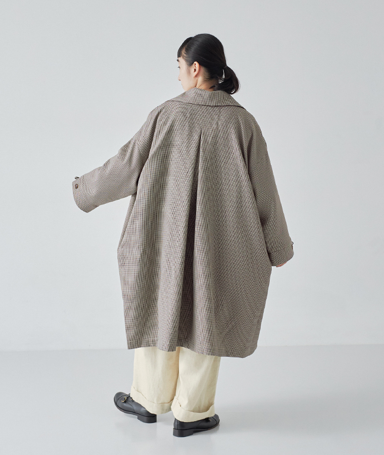 背中にゆとりを持たせたデザインの、チェック柄ロングステンカラーコートの後ろ姿