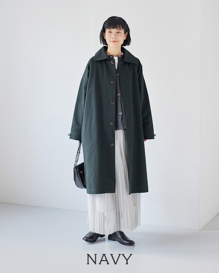 ネイビーのロングステンカラーコートを主役にした、上品なナチュラルコーディネート