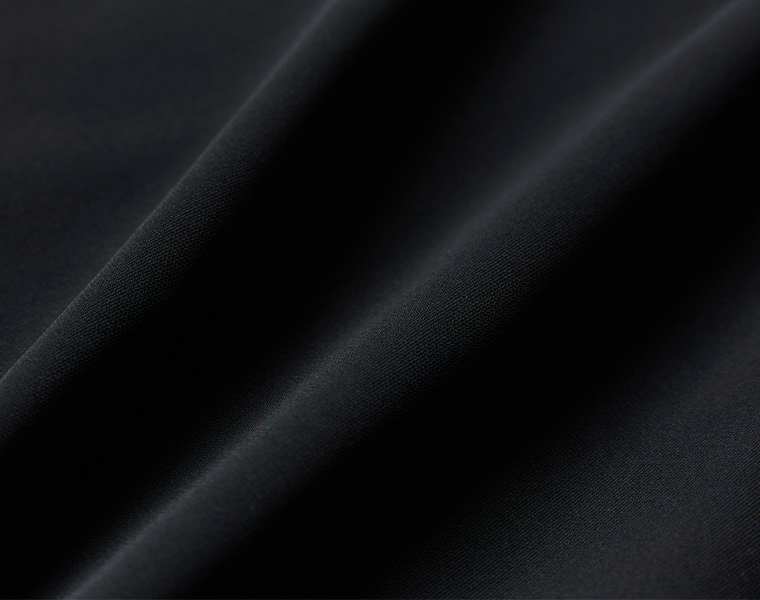黒の生地の質感とドレープを写したファブリックのアップ