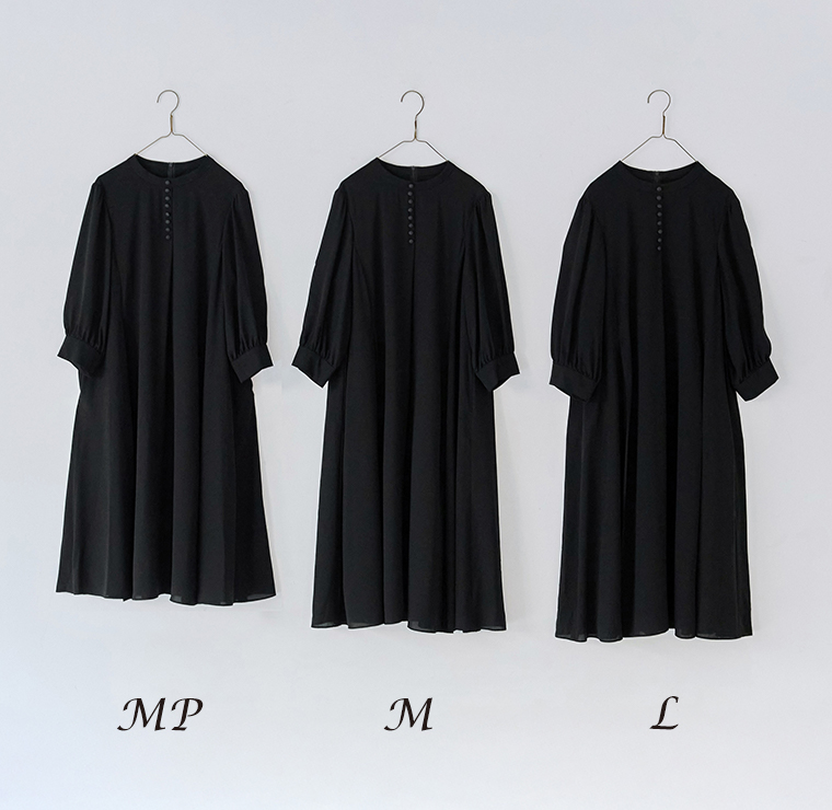 MP・M・Lの3サイズの黒のボタン付きワンピースをハンガーに掛けた商品画像