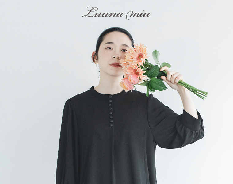 Luuna miuのロゴと花束を顔の前に持つ黒のワンピースを着た人物のイメージカット