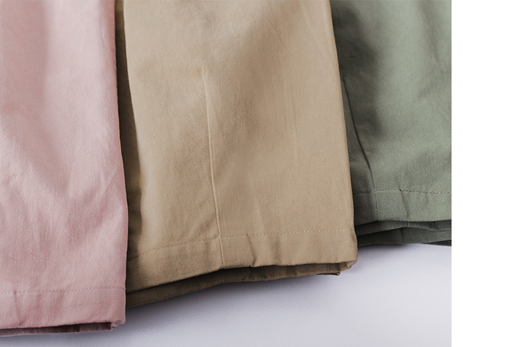 ベージュのパンツのウエストと縫製ディテールのクローズアップ