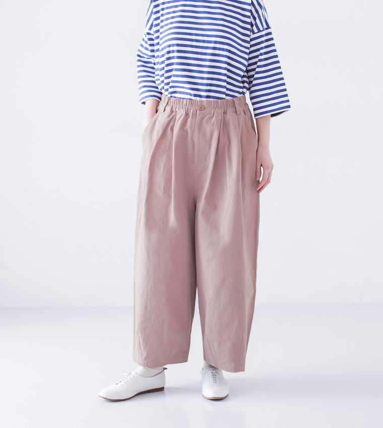 ボーダーシャツとピンクパンツを合わせたカジュアルコーディネート（正面）