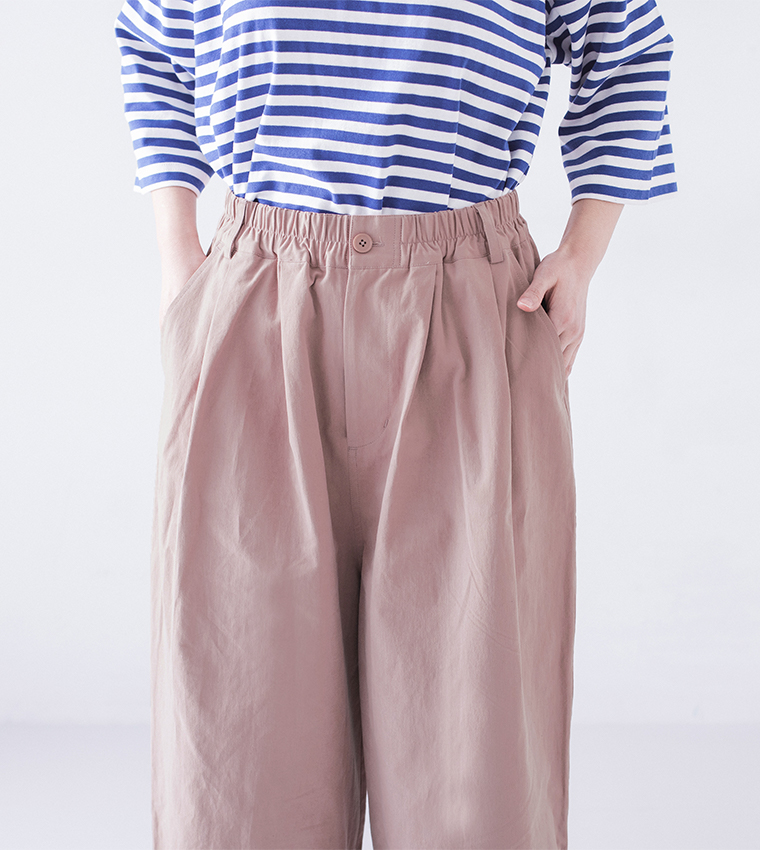 ボーダーシャツとピンクパンツのコーディネート（斜め前からのシルエット）